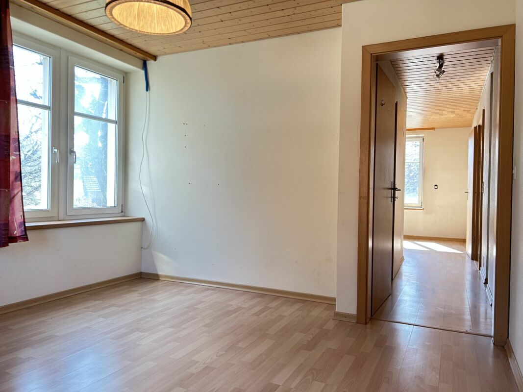 Heller, leerer Innenraum mit Flurblick