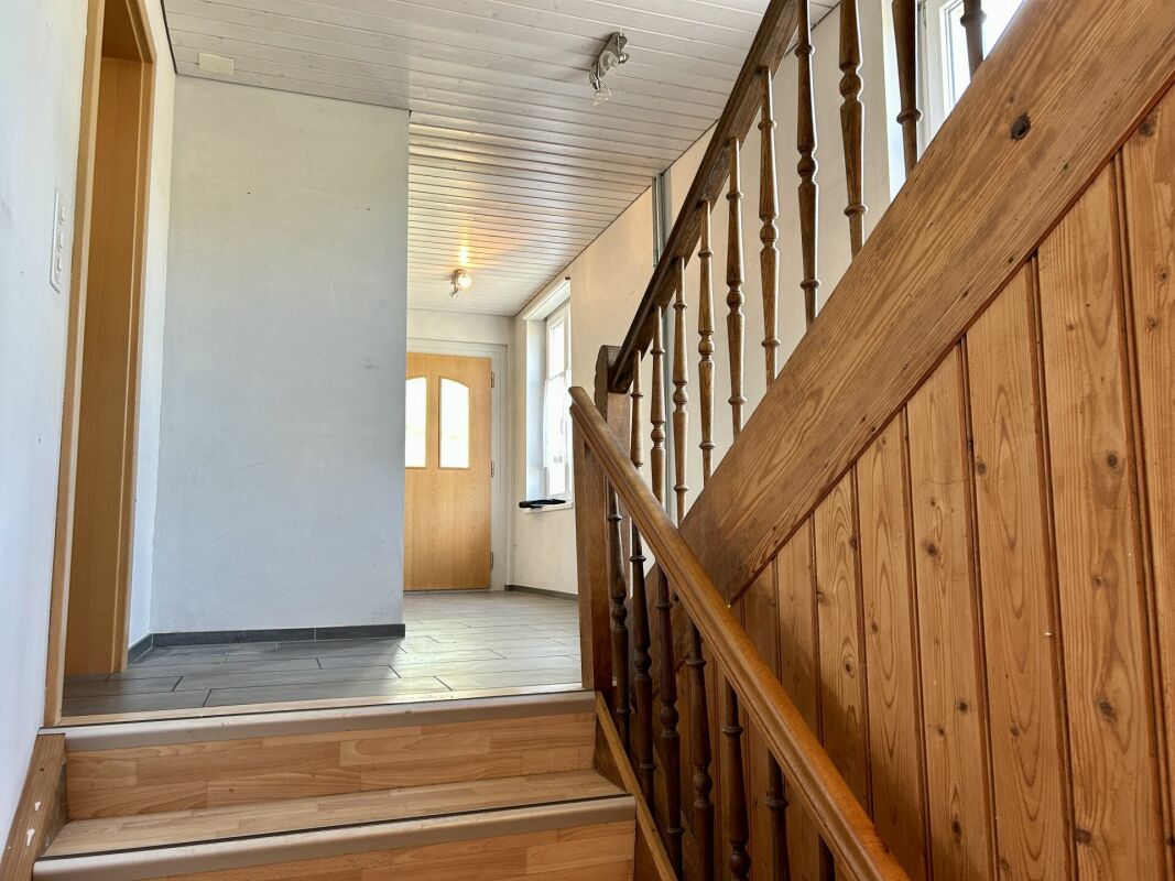 Treppenhaus mit Flur und Holzgeländer