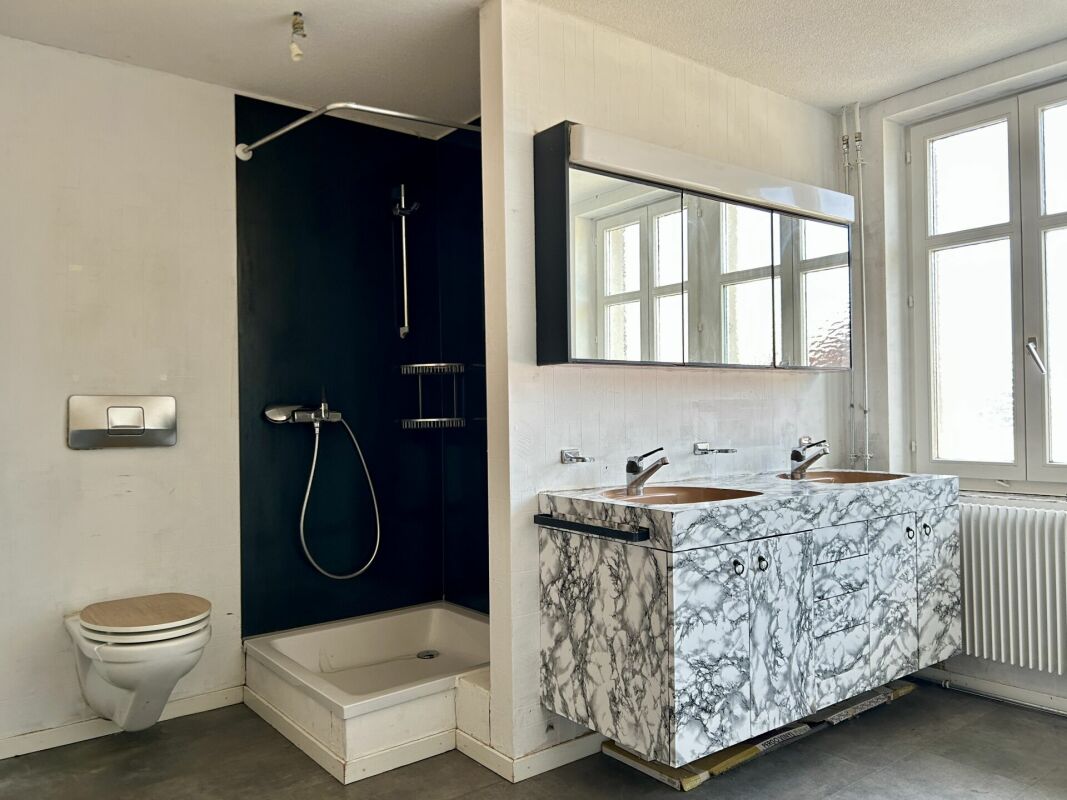 Badezimmer mit Doppelwaschtisch und Dusche