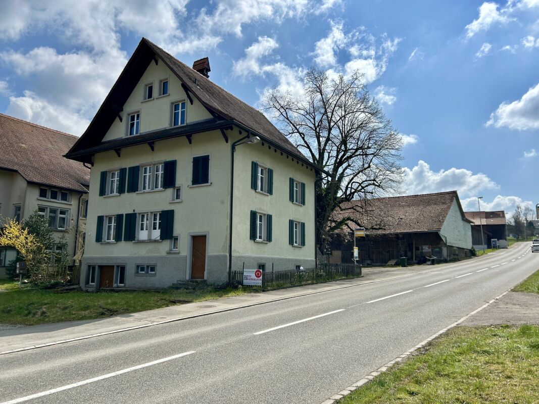 Historisches Wohnhaus an der Straße