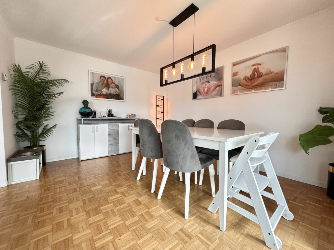 Esszimmer mit moderner Einrichtung