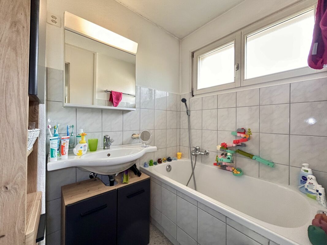 Badezimmer mit Wanne und Waschbecken