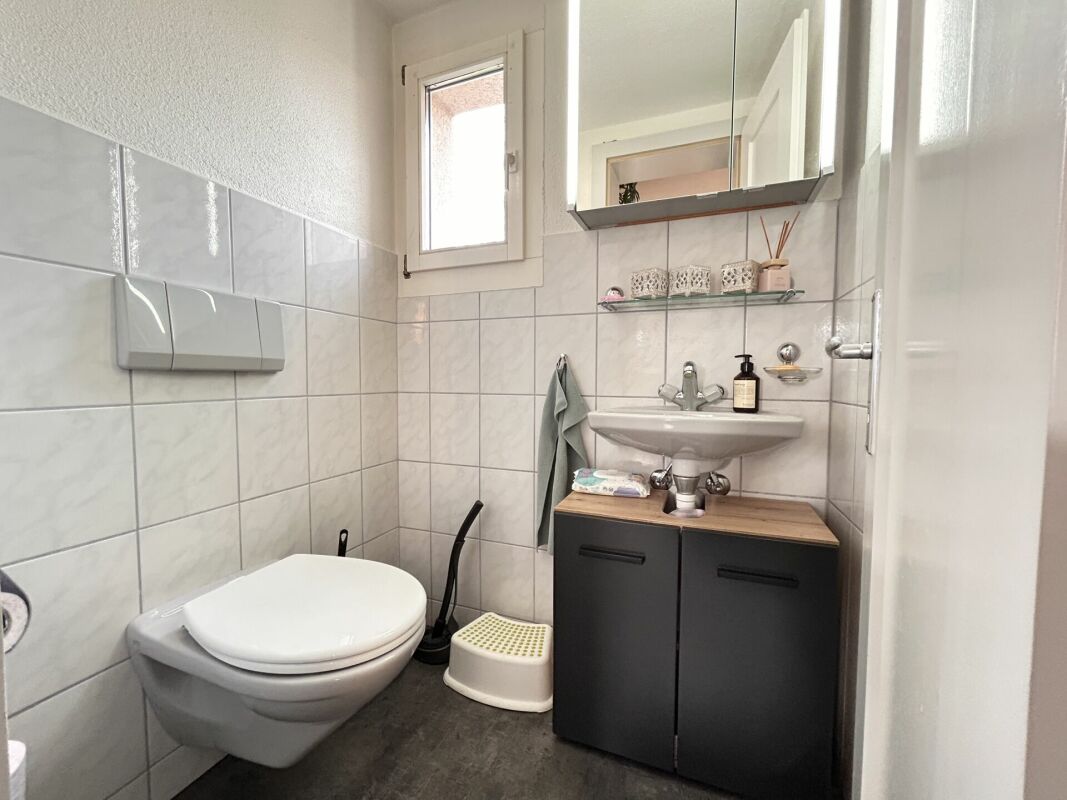 Kleines Gäste-WC mit Waschbecken