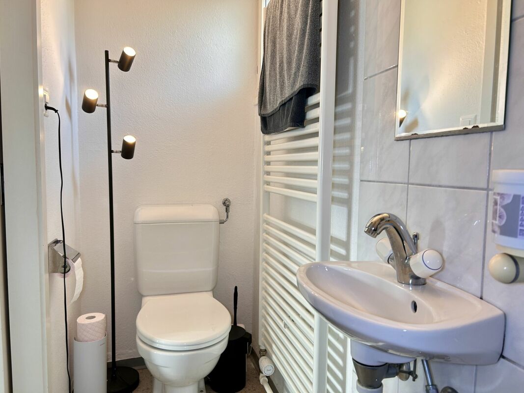 Gäste-WC mit Waschbecken und Toilette