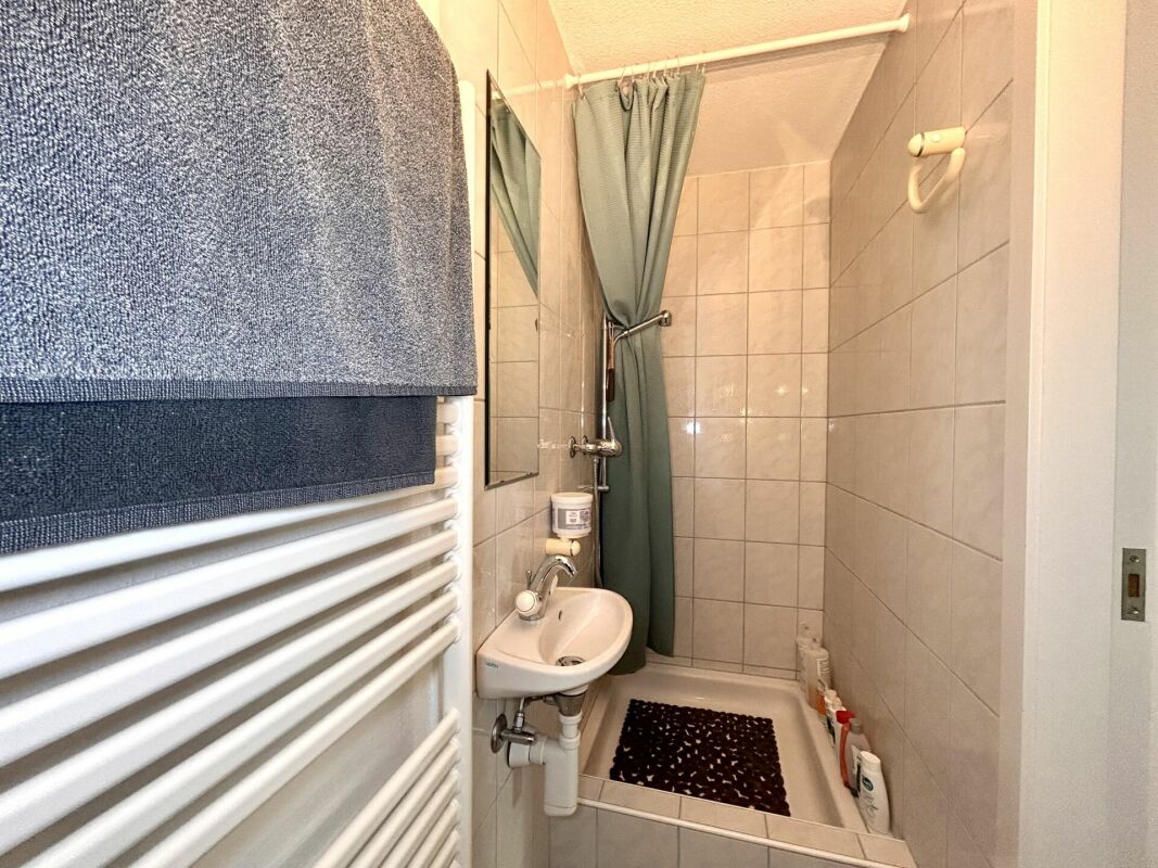 Kleines Badezimmer mit Dusche und Waschbecken