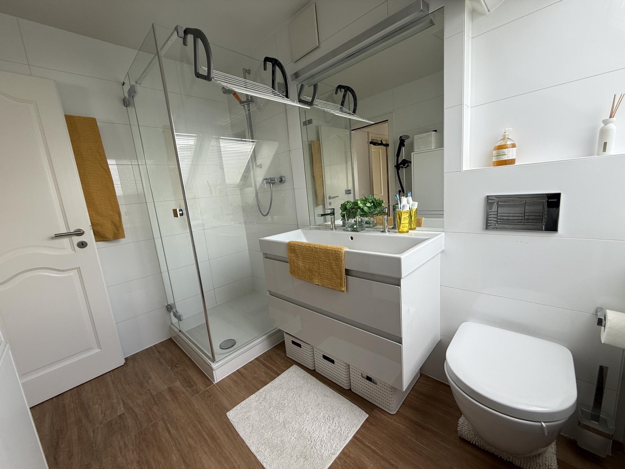 Modernes Badezimmer mit Dusche und WC