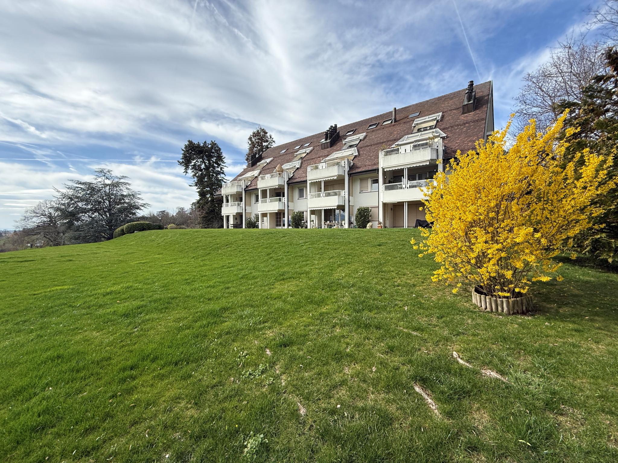 Mehrfamilienhaus mit großen Balkonen und Garten