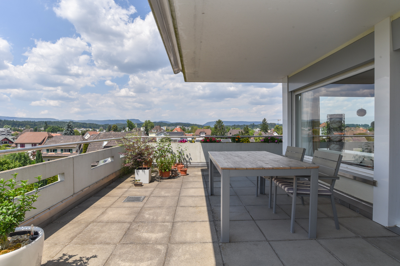 Große Dachterrasse mit Blick über die Umgebung