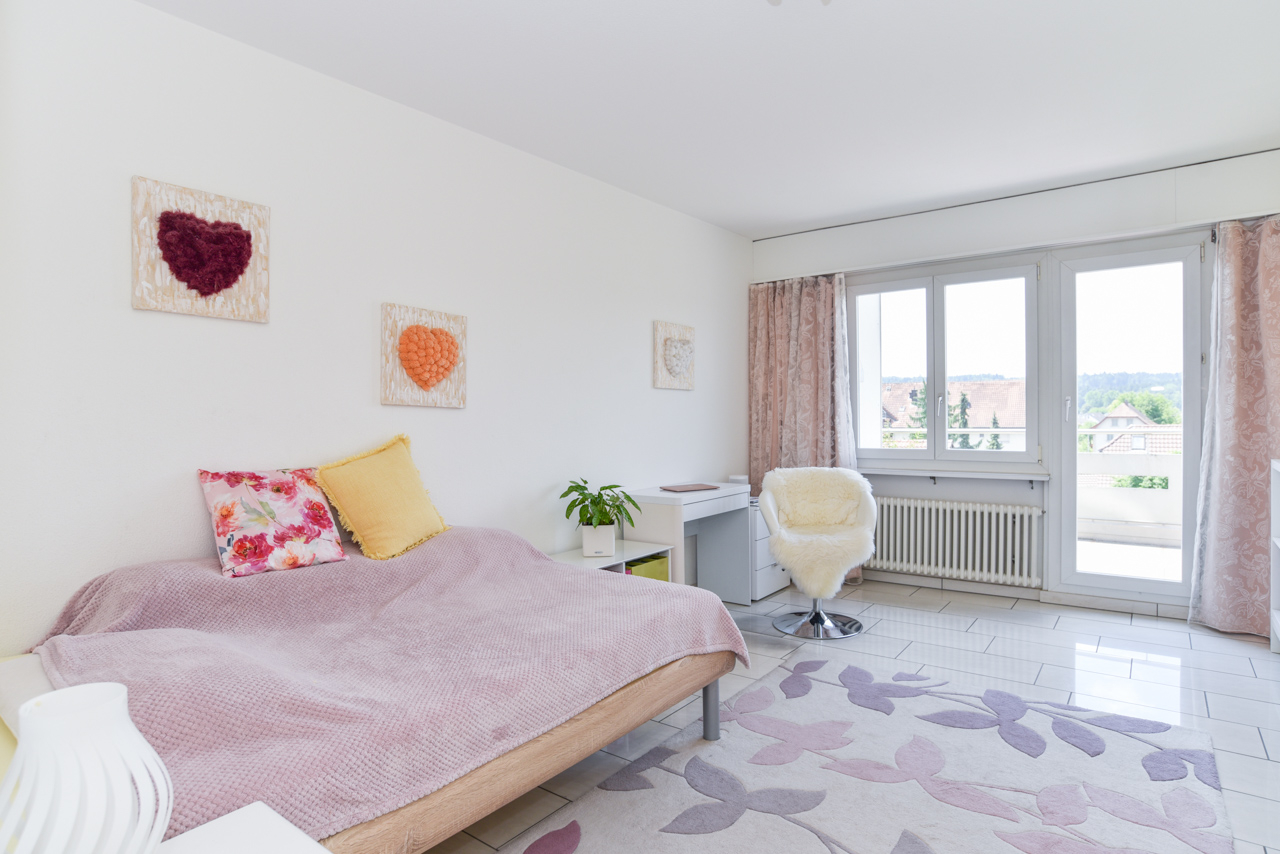 Helles Schlafzimmer mit Balkon