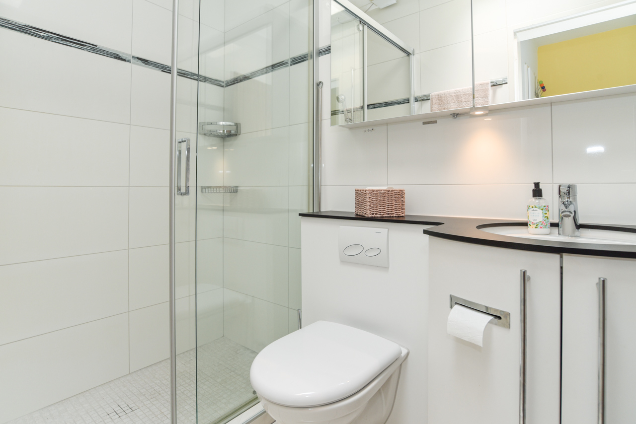 Modernes Badezimmer mit Dusche und WC