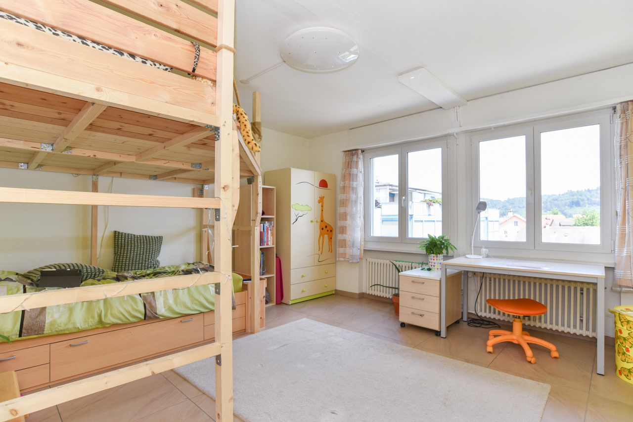 Kinderzimmer mit Hochbett und Schreibtisch
