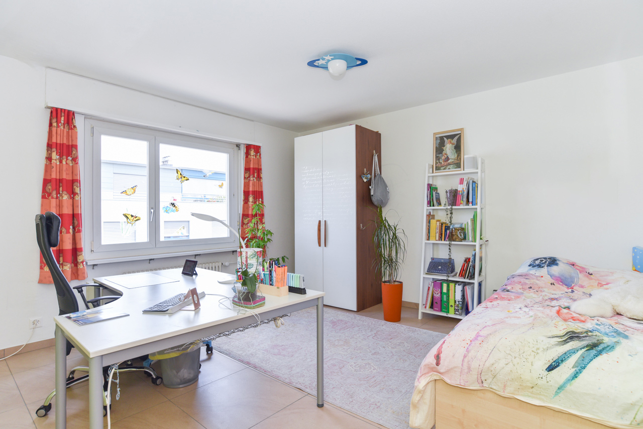 Helles Schlafzimmer mit Arbeitsbereich