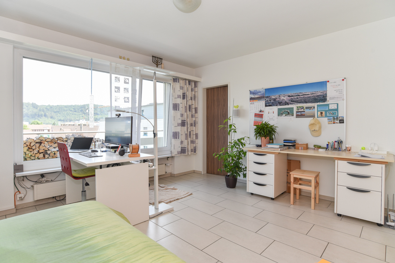 Helles Schlafzimmer mit Arbeitsplatz