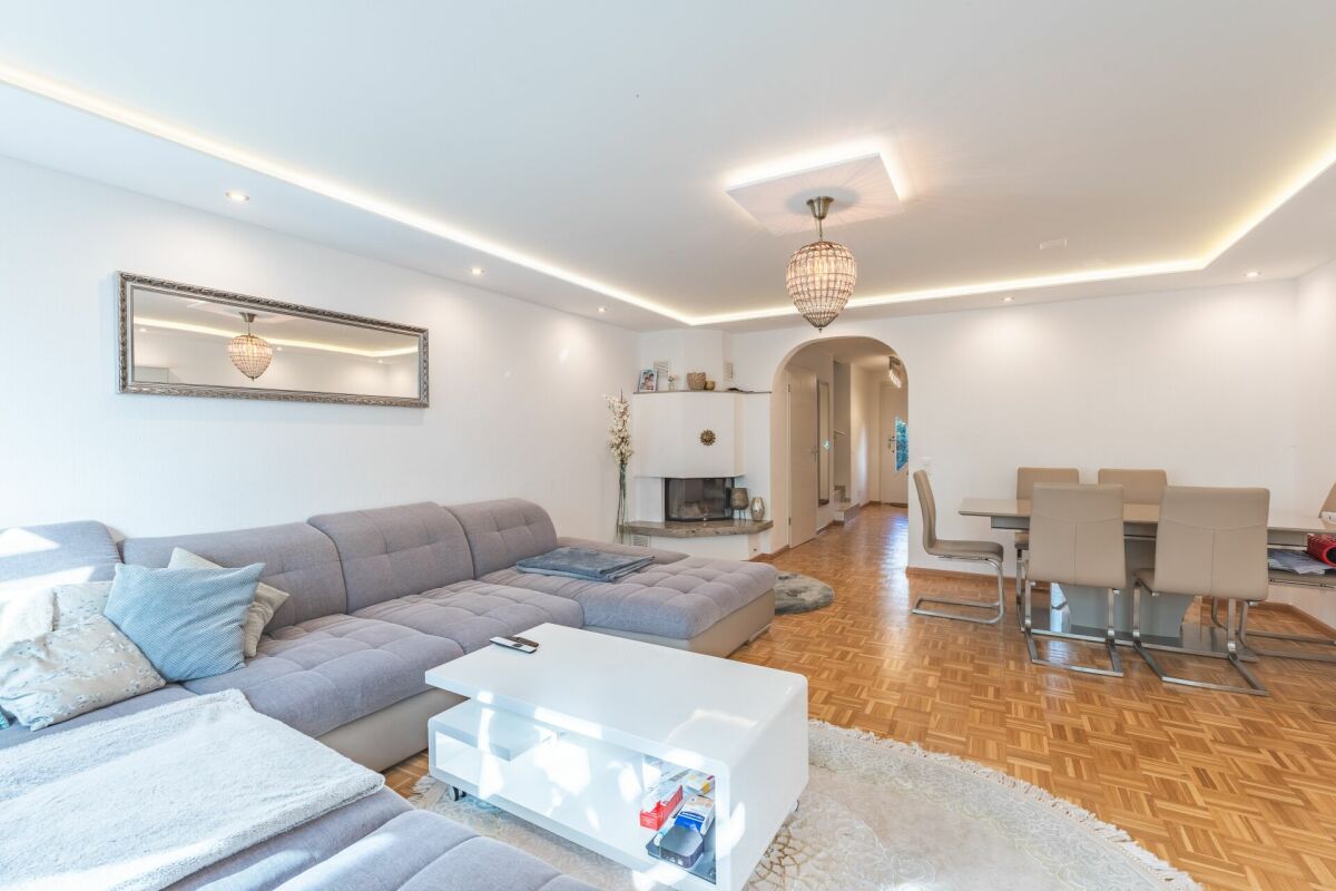 Helles Wohnzimmer mit offener Esszone