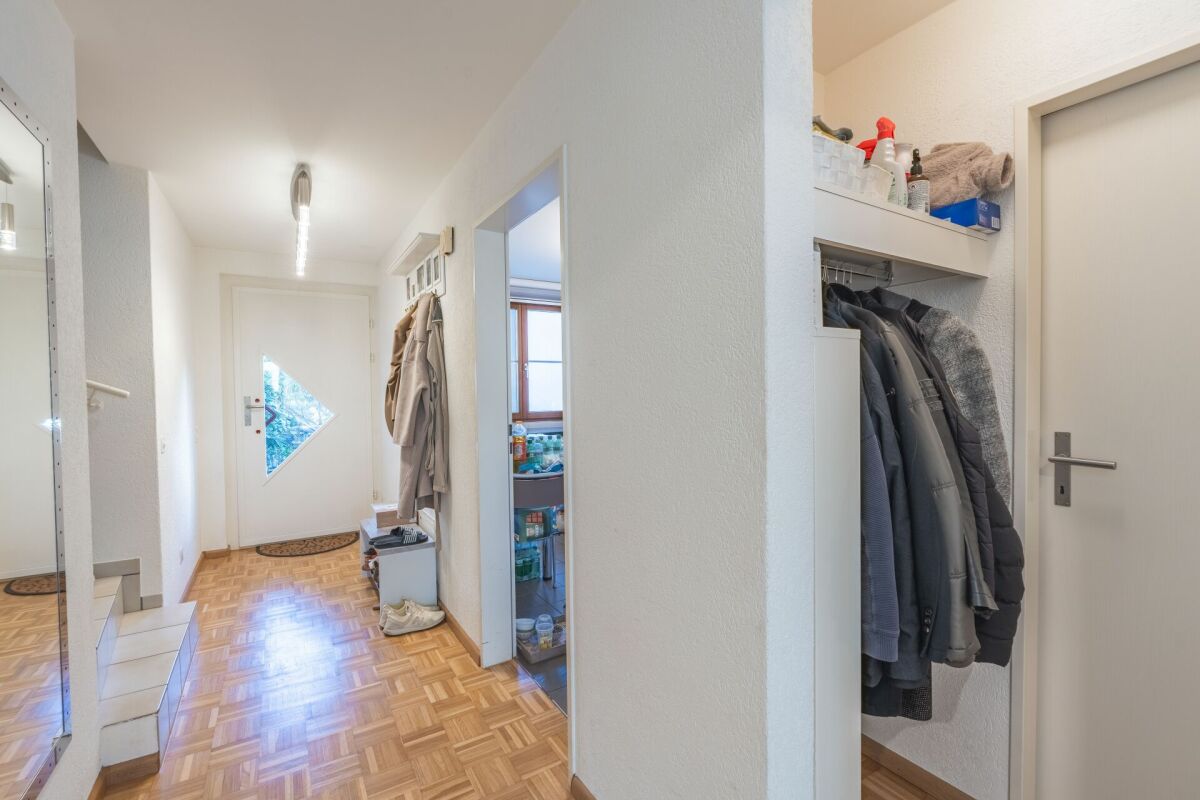 Heller Flur mit Garderobe