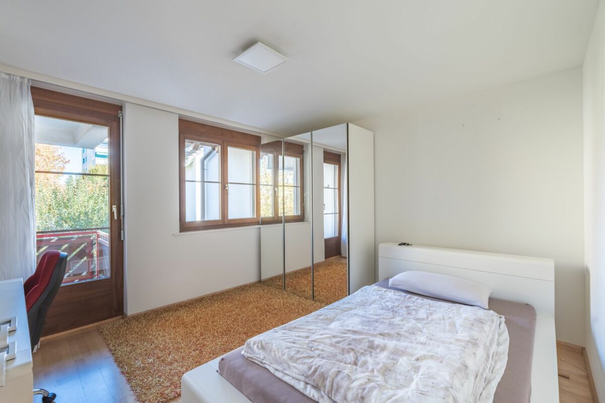 Helles Schlafzimmer mit Balkon und Spiegelschrank