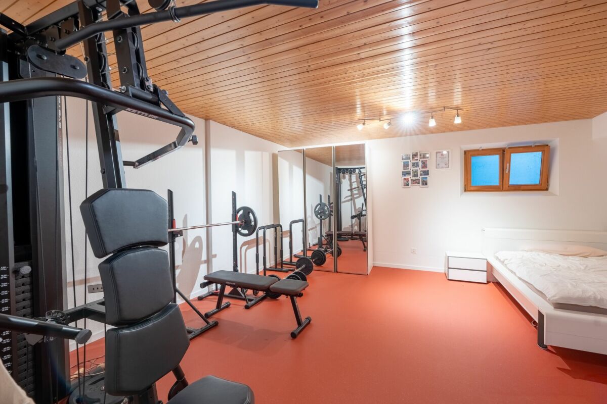 Fitnessraum im Untergeschoss mit Schlafbereich