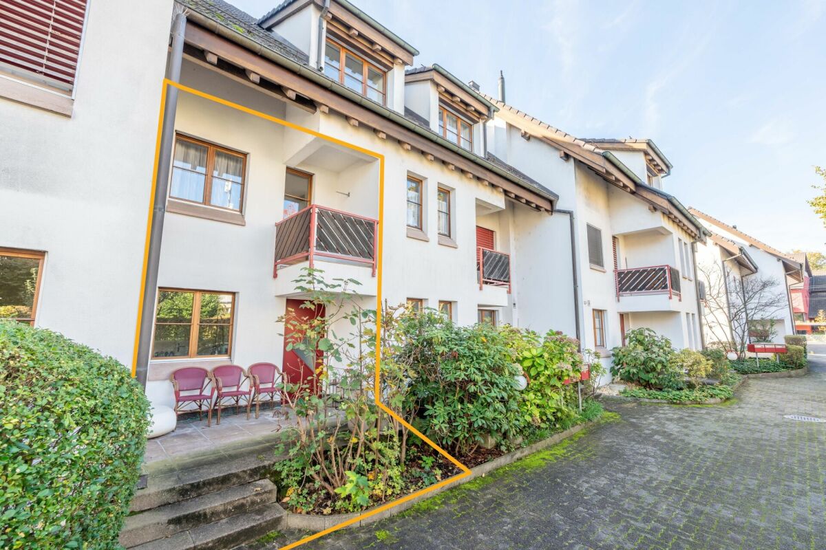 Wohnhaus mit Balkon und Vorgarten