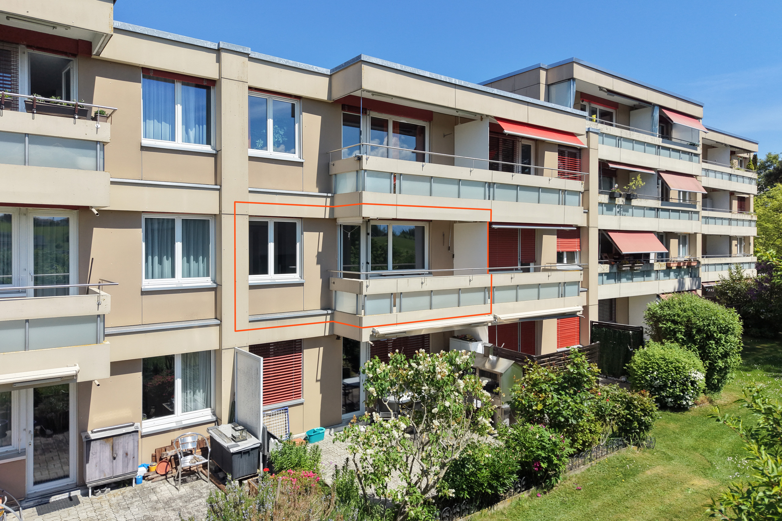 Mehrfamilienhaus mit Balkonen
