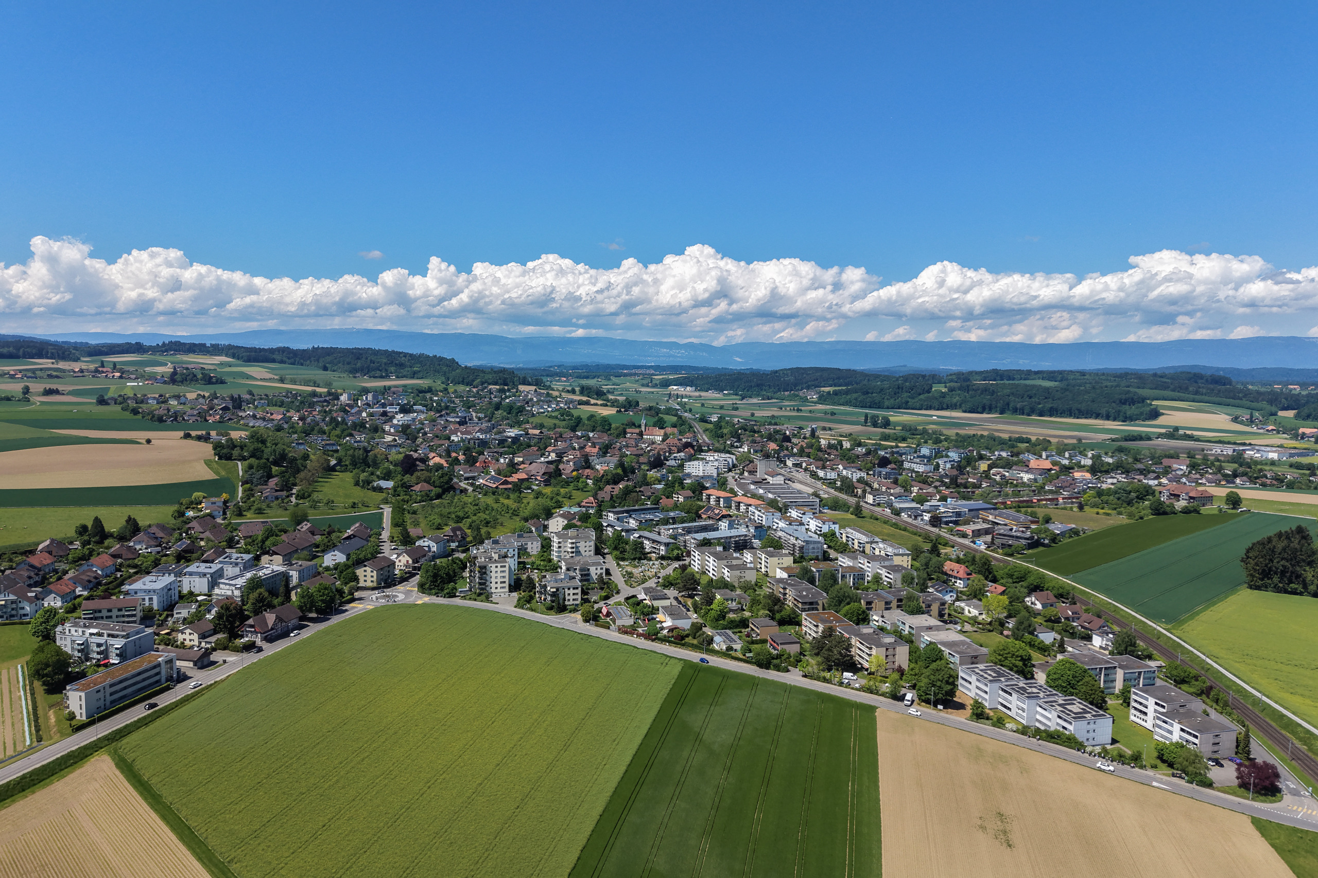 Luftaufnahme über Stadt und Landschaft