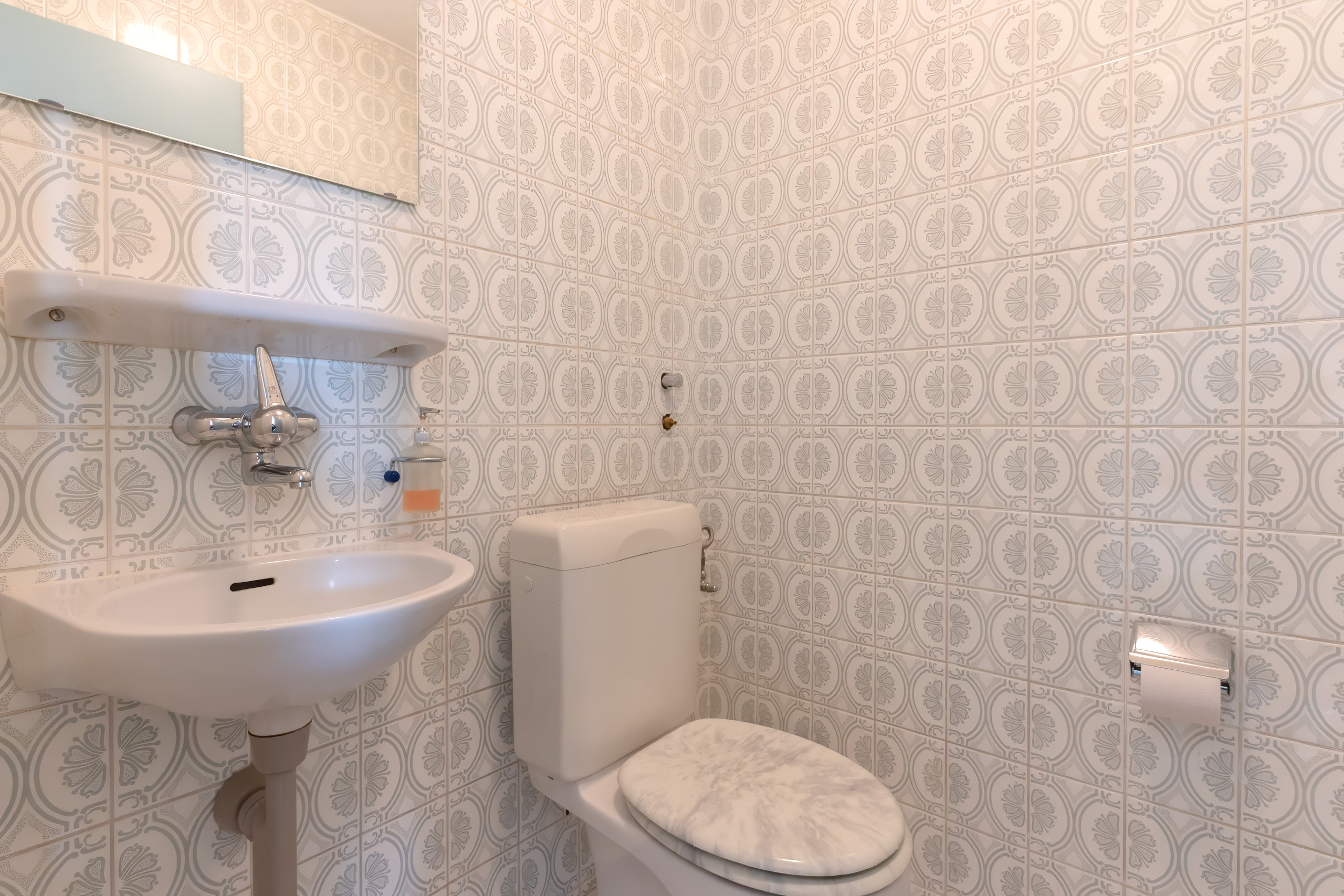 Kleines Gäste-WC mit Musterfliesen