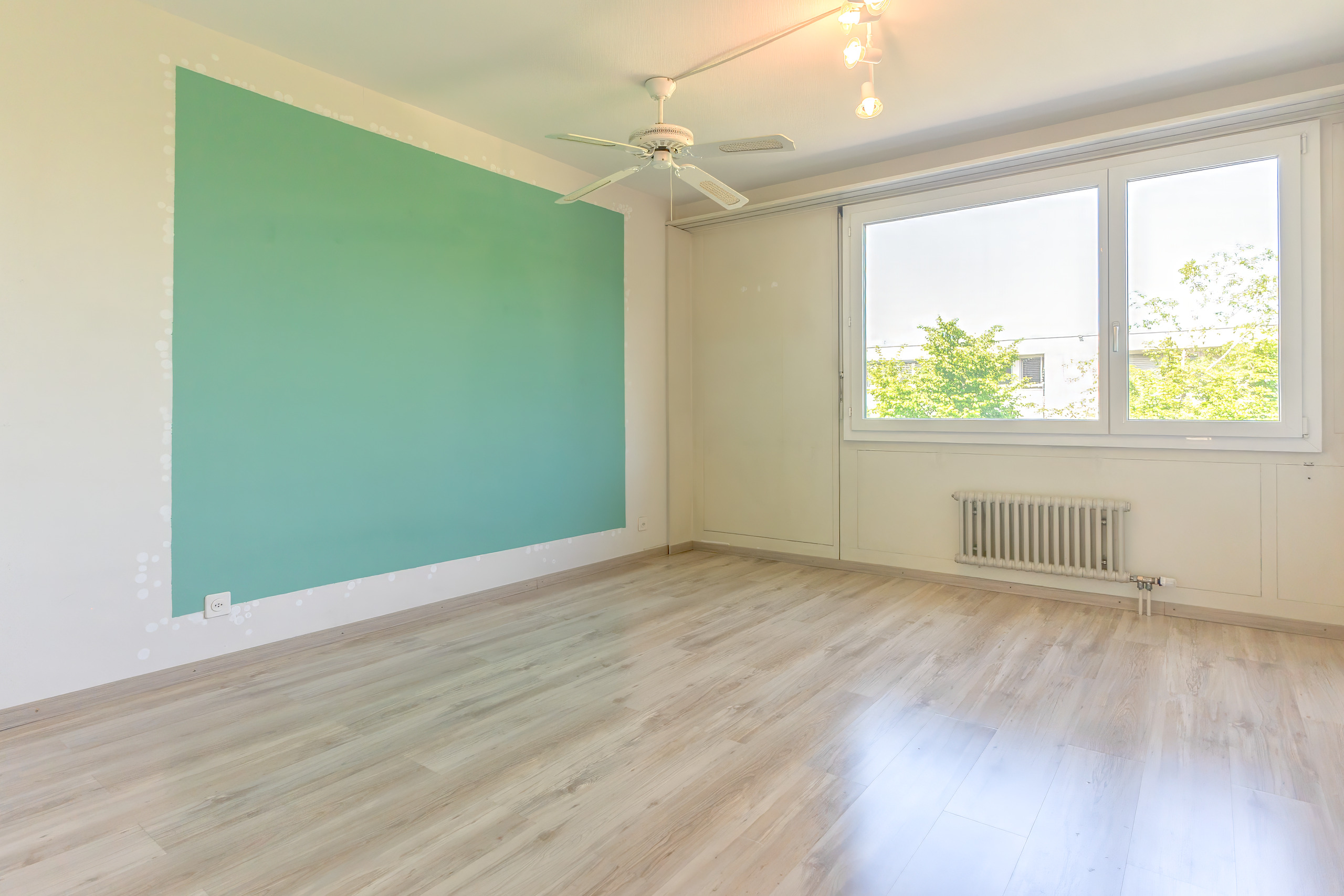 Leerer heller Wohnraum mit großem Fenster
