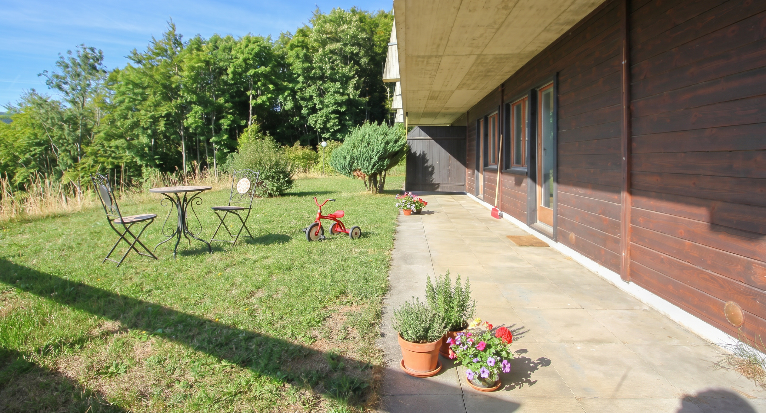 Modernes Haus mit Terrasse und Garten