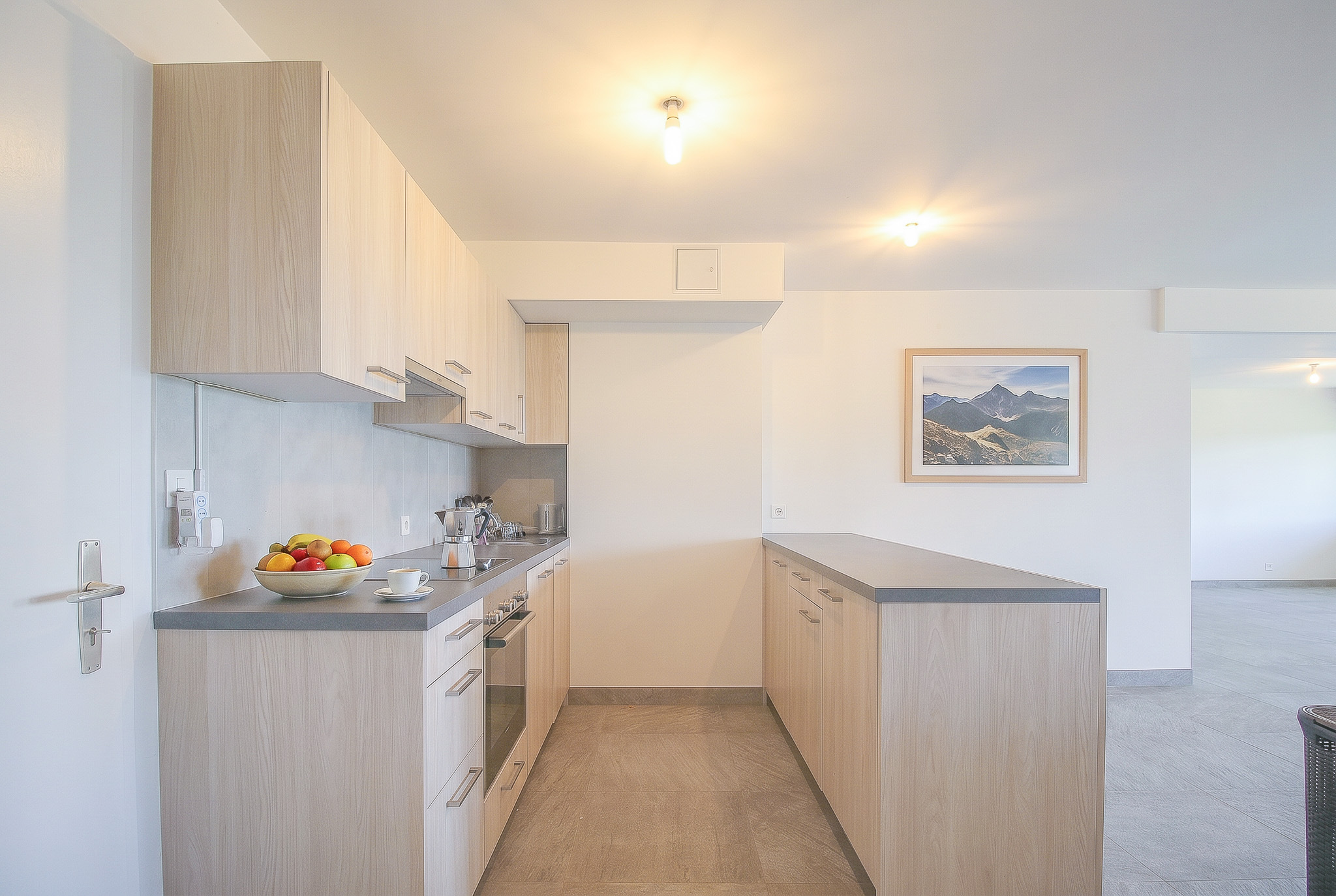 Moderne Einbauküche mit hellem Holzdekor