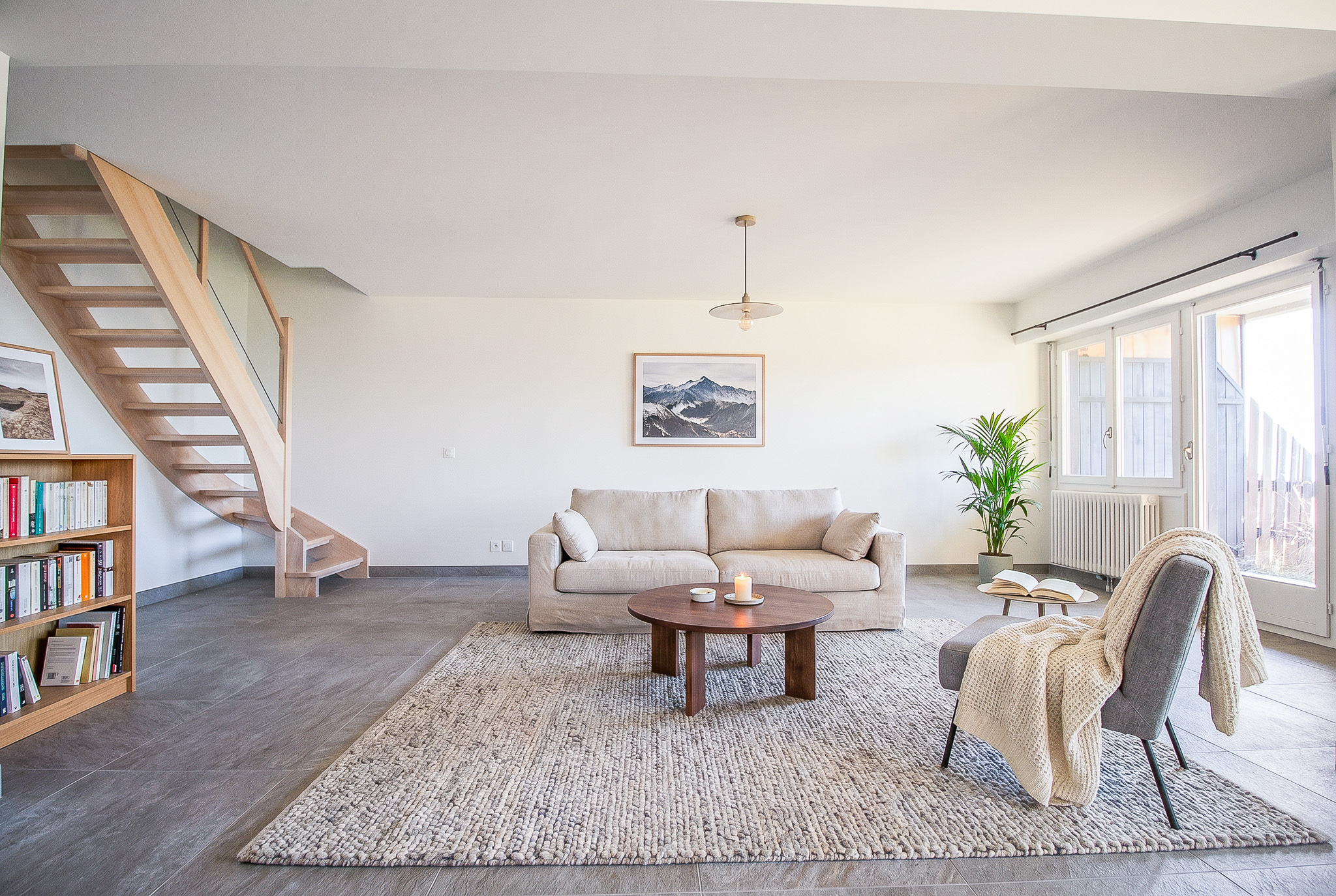 Helles Wohnzimmer mit Treppe und Sitzbereich