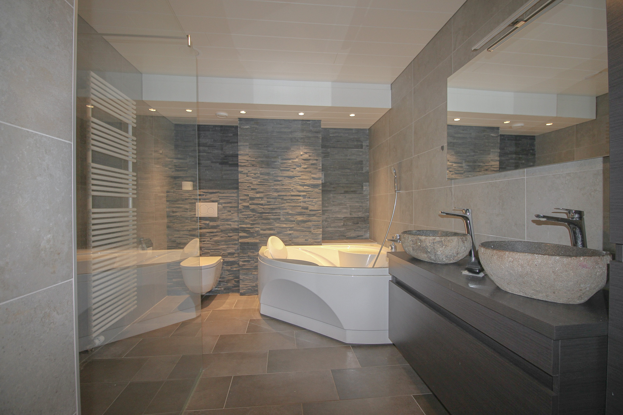 Modernes Badezimmer mit Doppelwaschbecken und Wanne