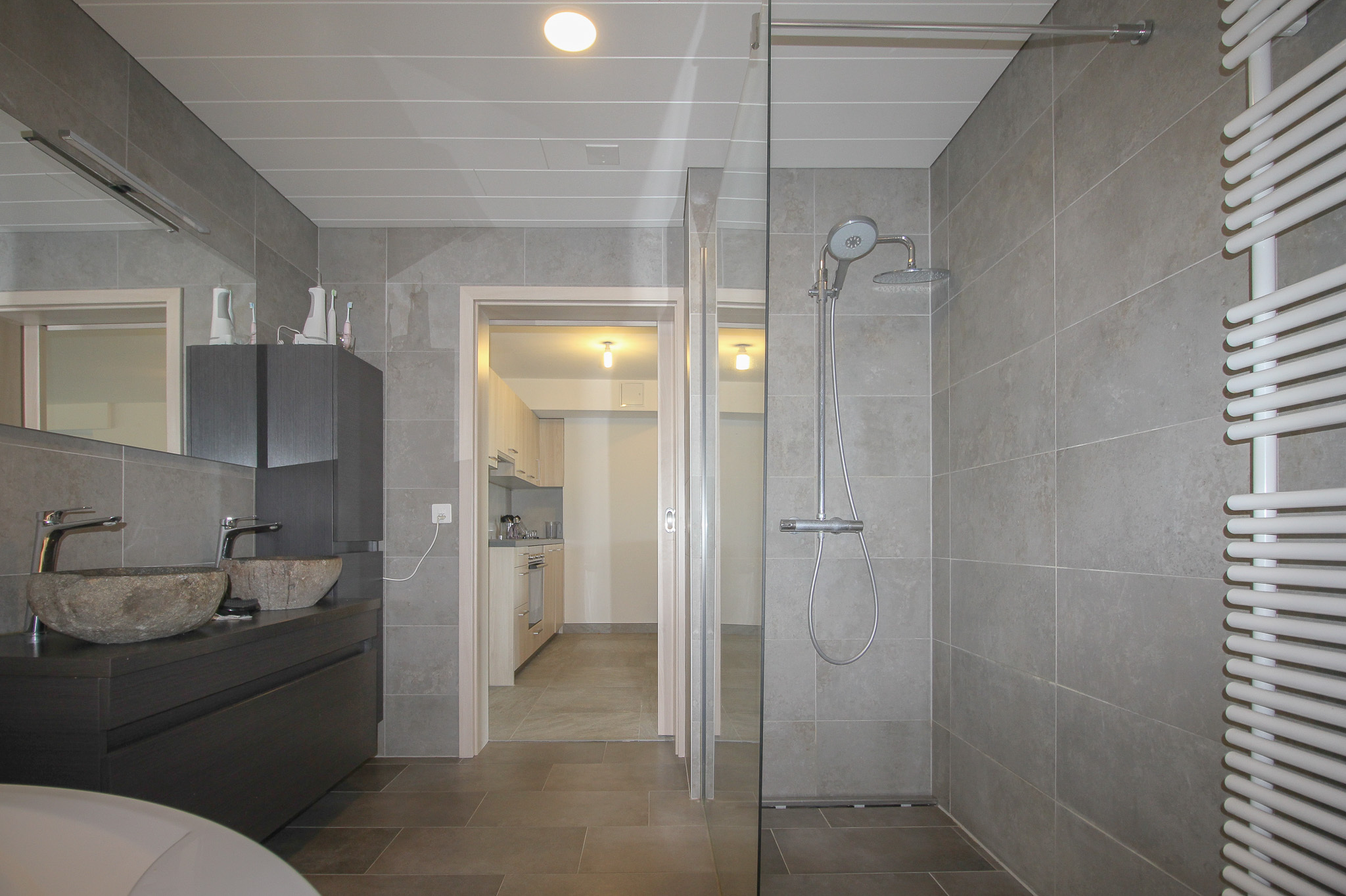 Modernes Bad mit begehbarer Dusche