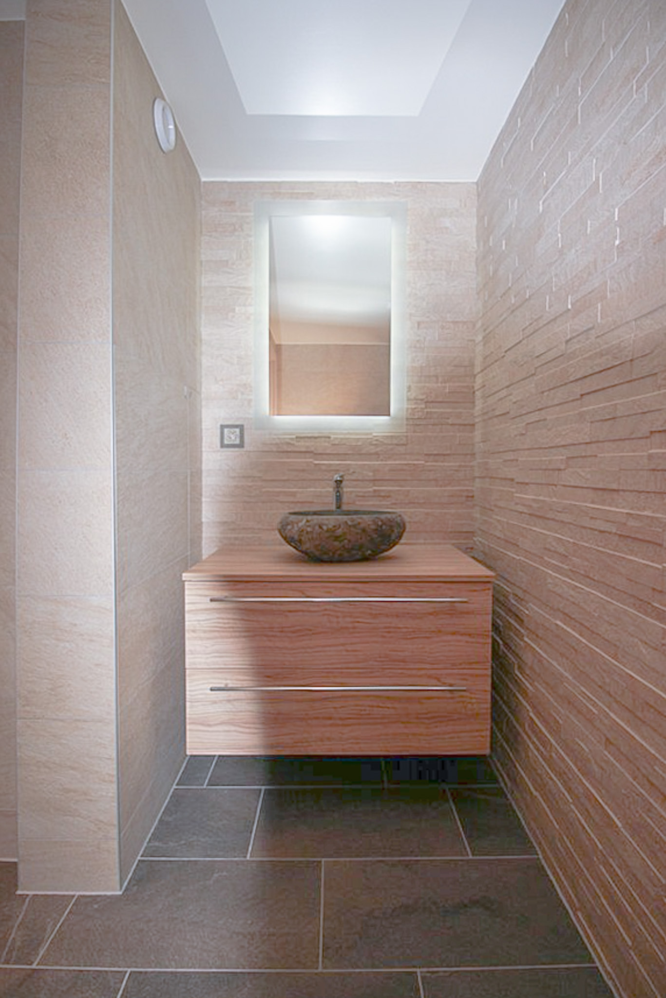 Modernes Badezimmer mit Holzwaschtisch und Steinbecken