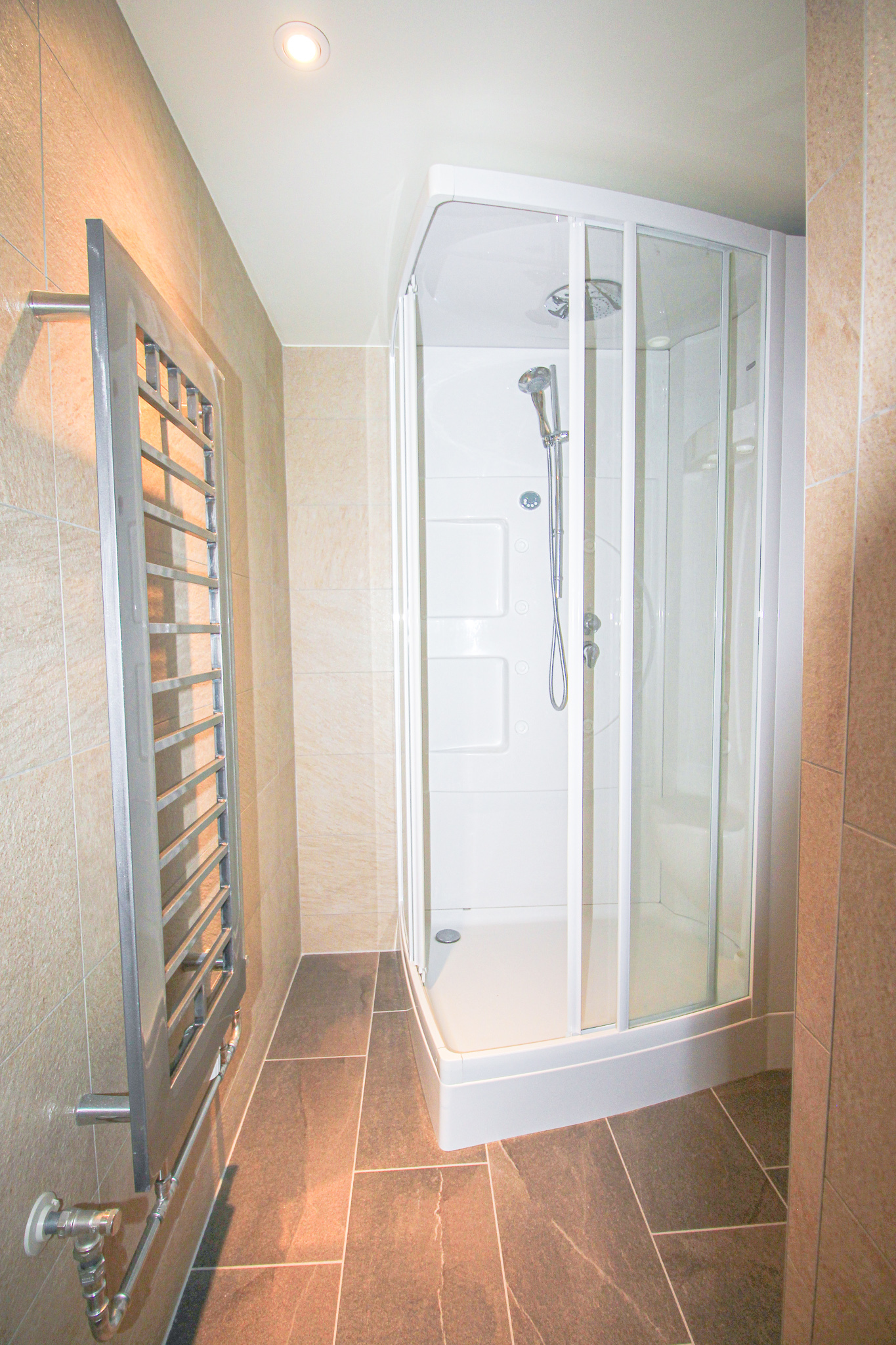 Badezimmer mit Duschkabine