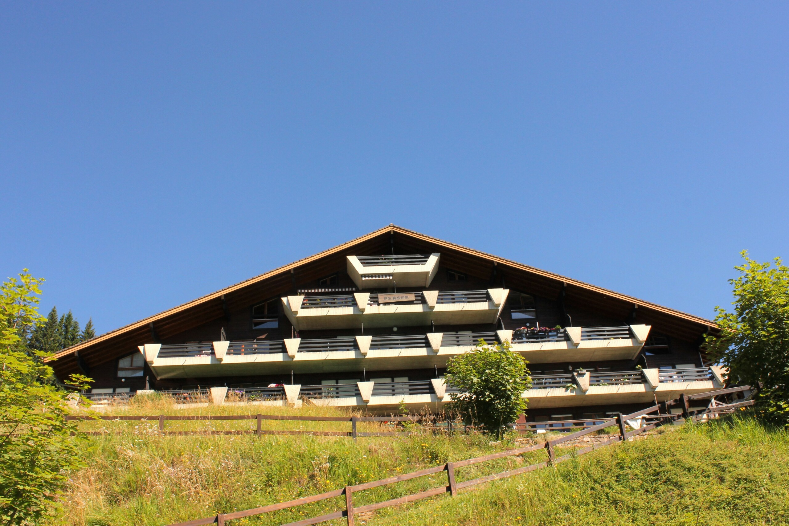 Berghotel oder Chalet mit großen Balkonen