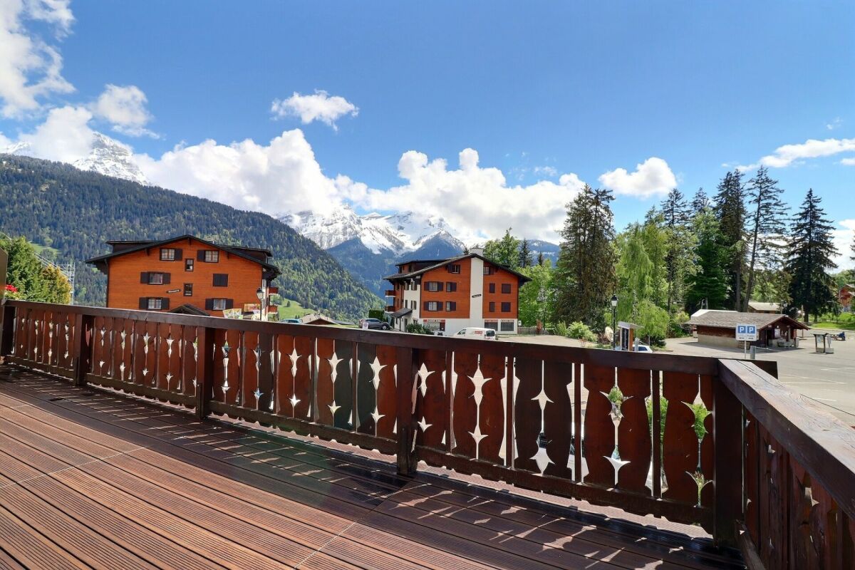Balkonterrasse mit Bergpanorama