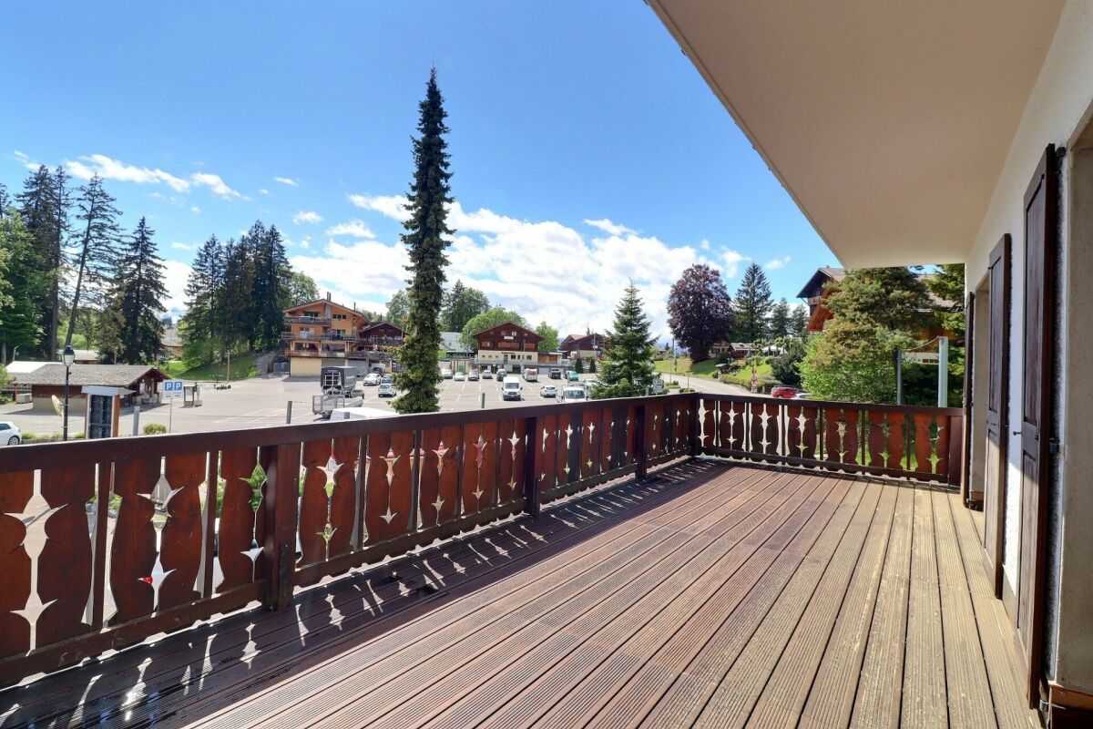 Großer Balkon mit Berg- und Platzblick