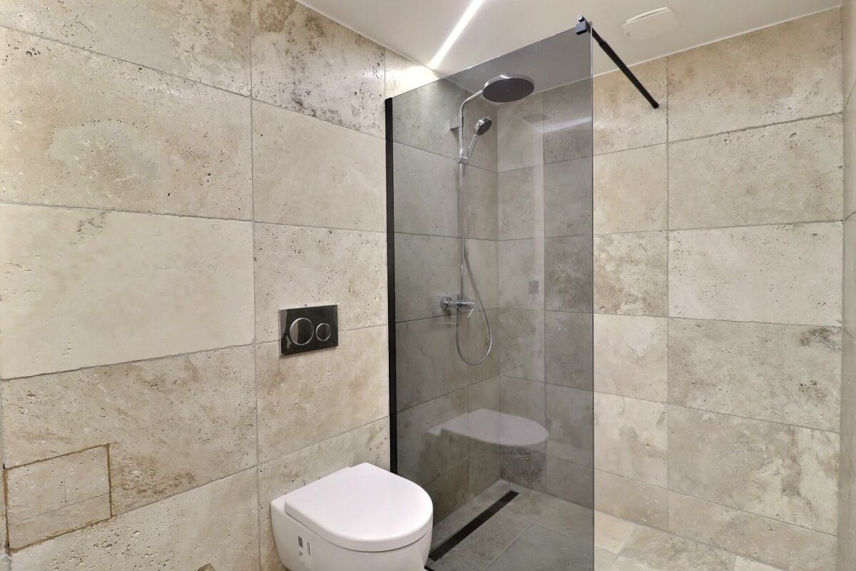 Modernes Bad mit bodengleicher Dusche und WC