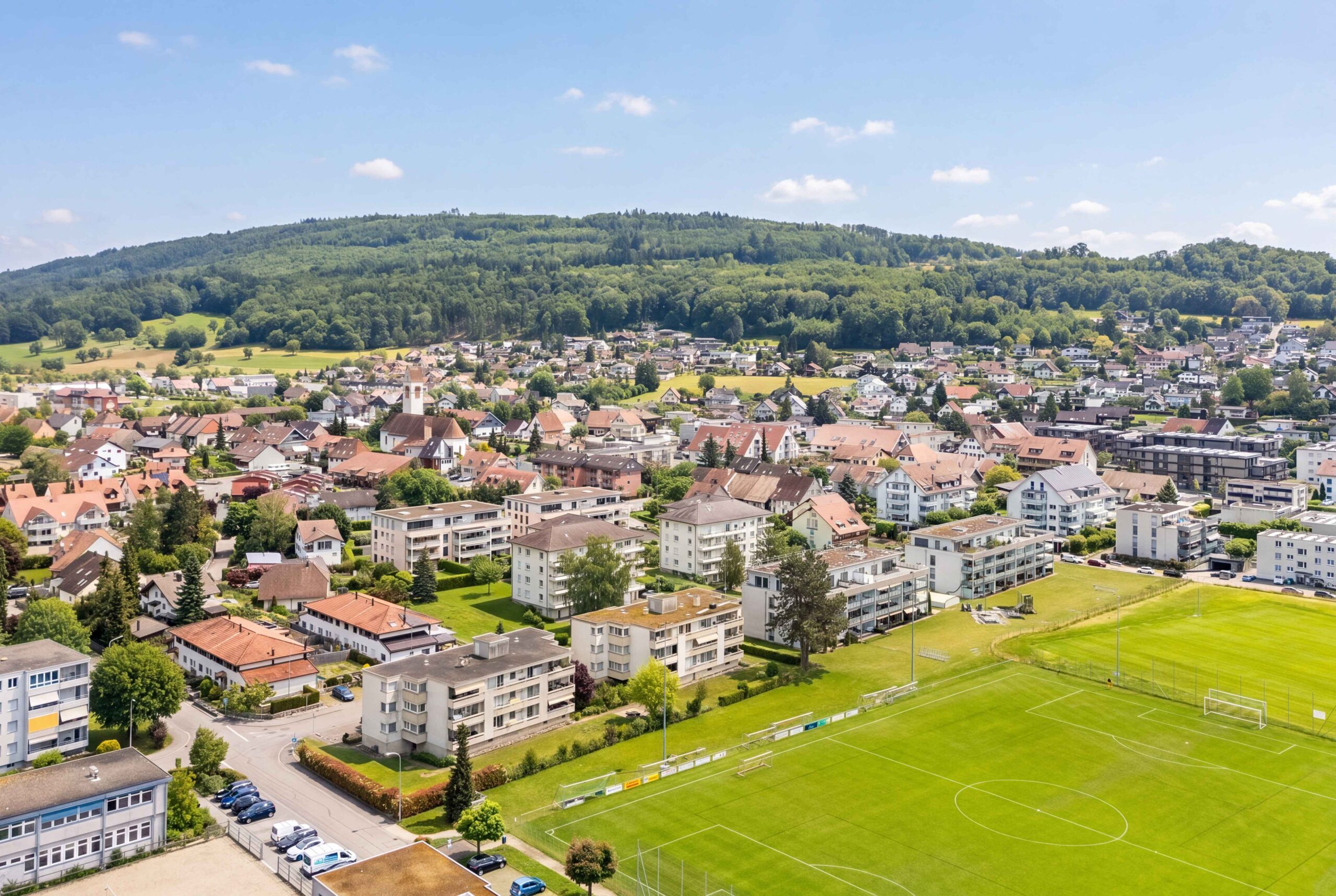 Stadt- und Landschaftsblick über Wohngebiet