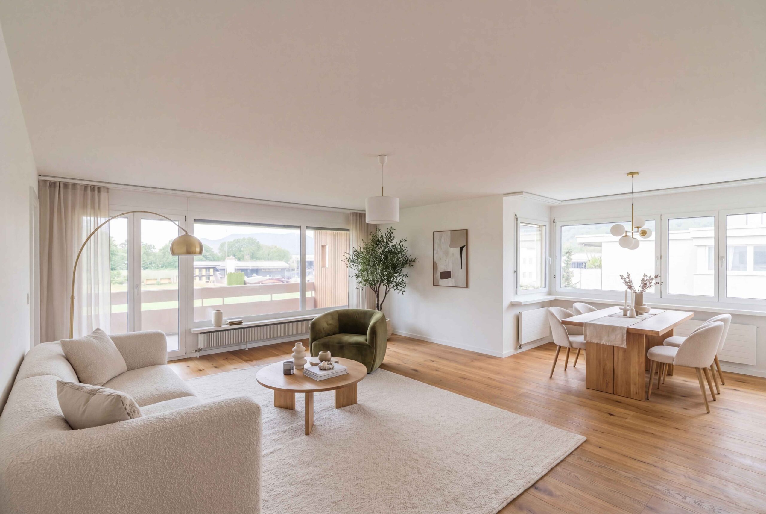 Helles, offen gestaltetes Wohn-Esszimmer mit Balkonblick