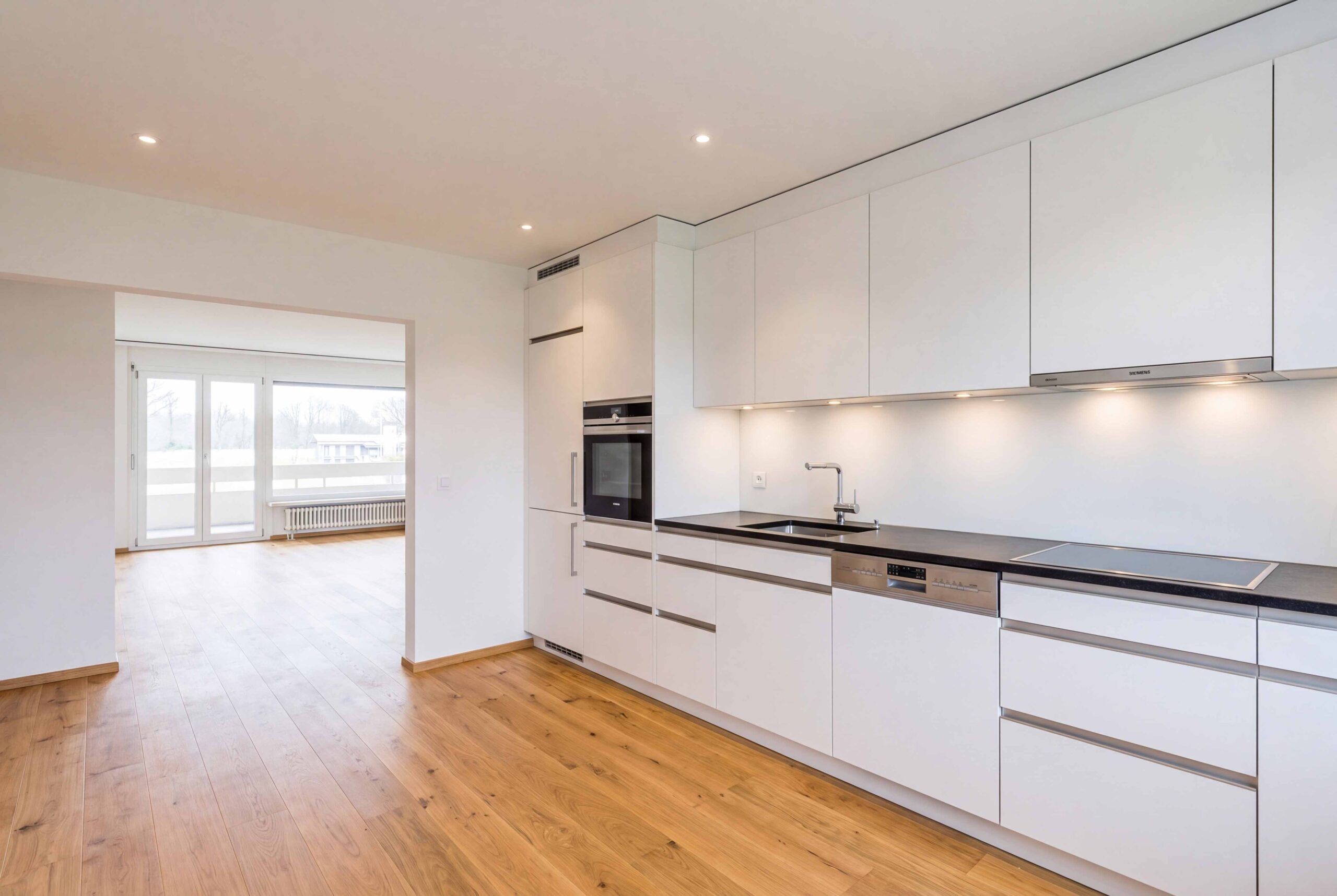Moderne Küche mit Blick in den Wohnbereich