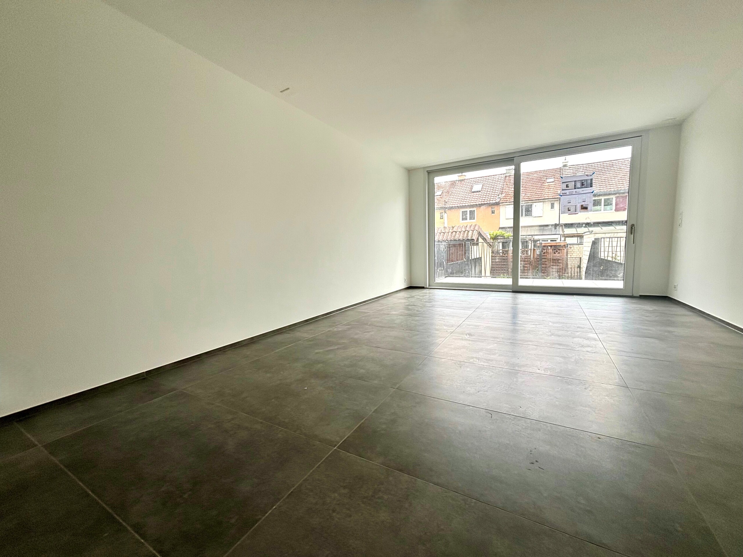 Leeres modernes Zimmer mit Balkon-/Terrassentür