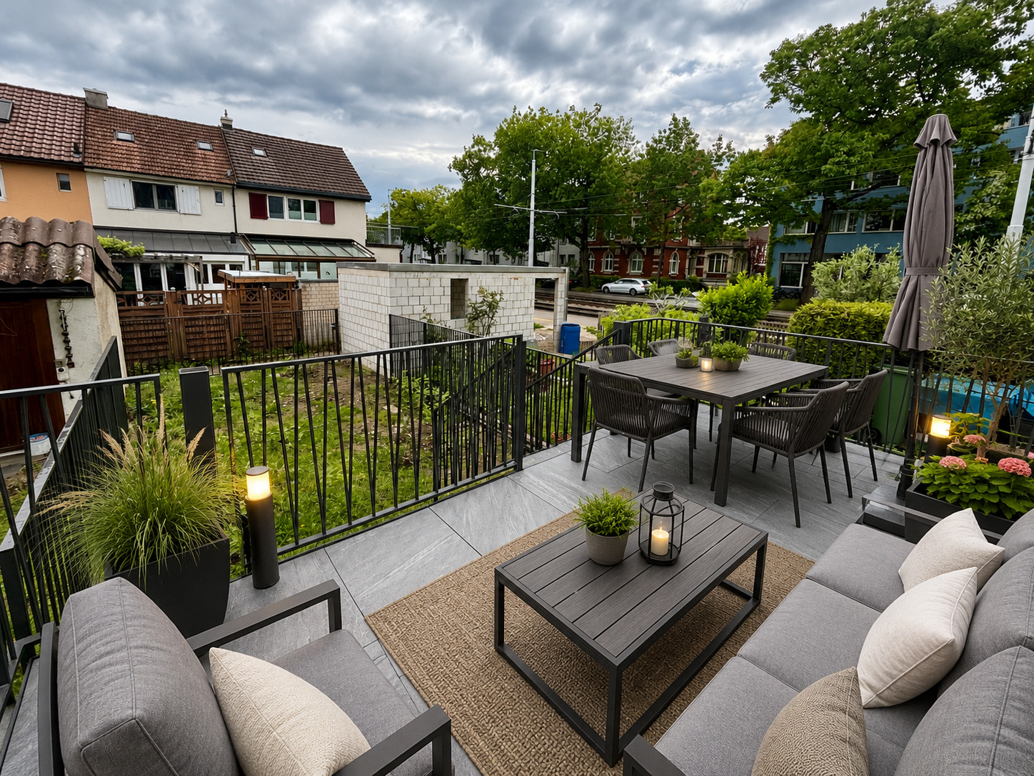 Modern gestaltete Dachterrasse mit Gartenblick