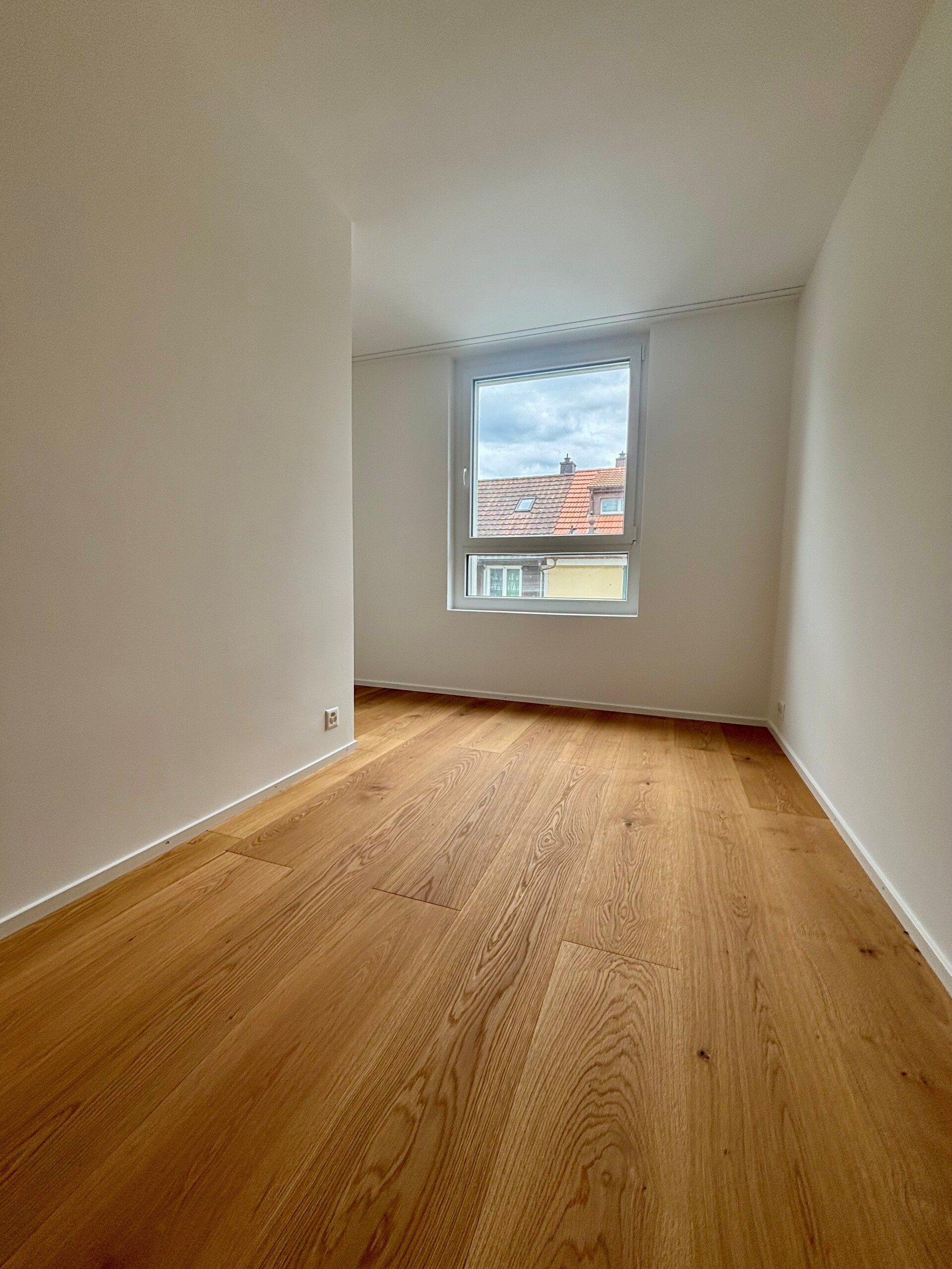Heller leerer Raum mit Dachfensterblick