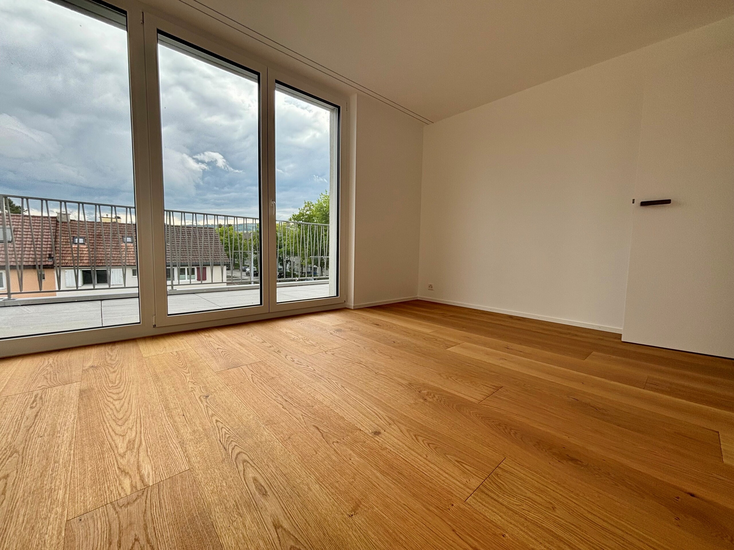 Heller leerer Wohnraum mit Balkon
