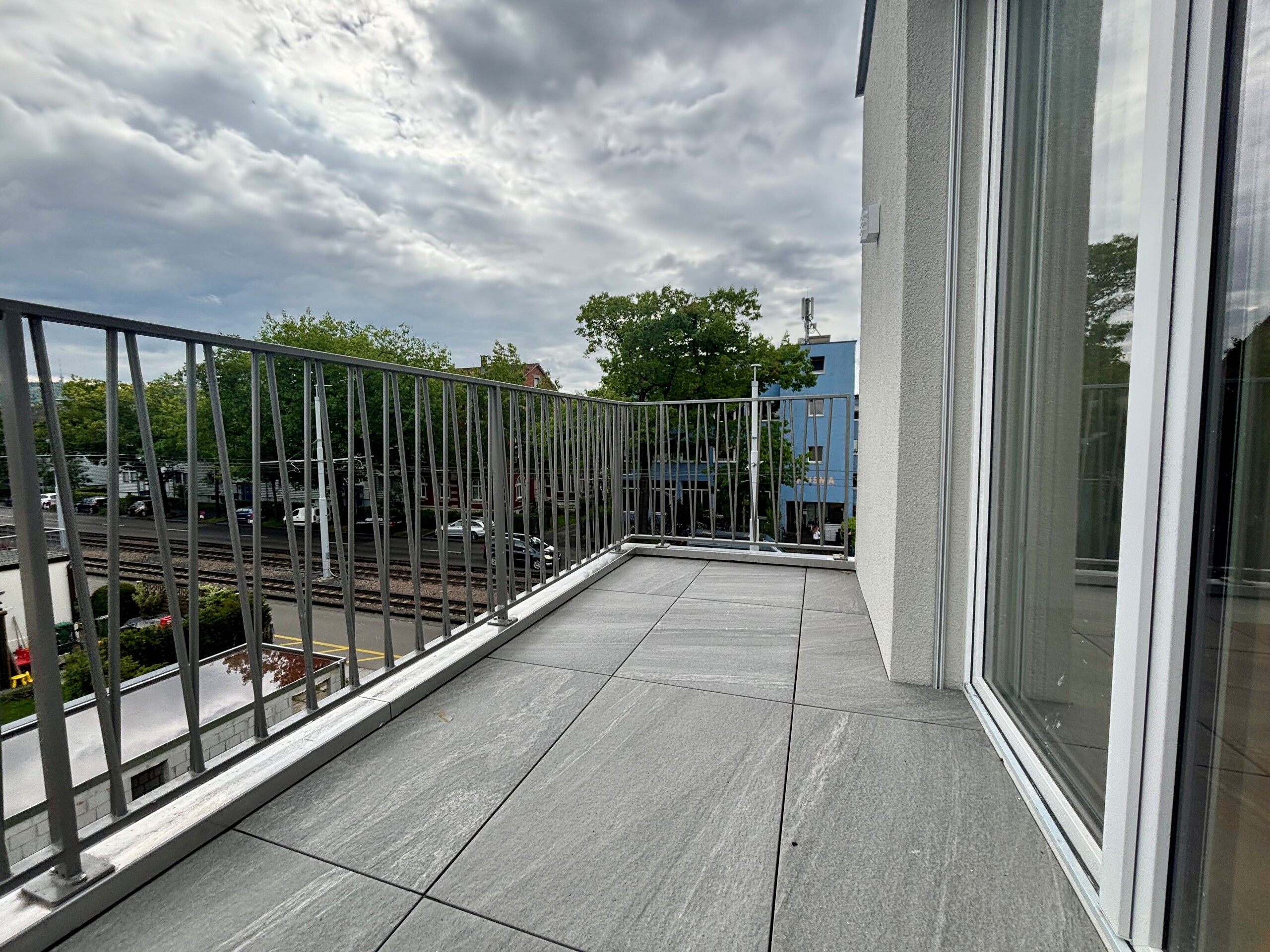 Balkon mit Blick auf Straße und Bahnstrecke