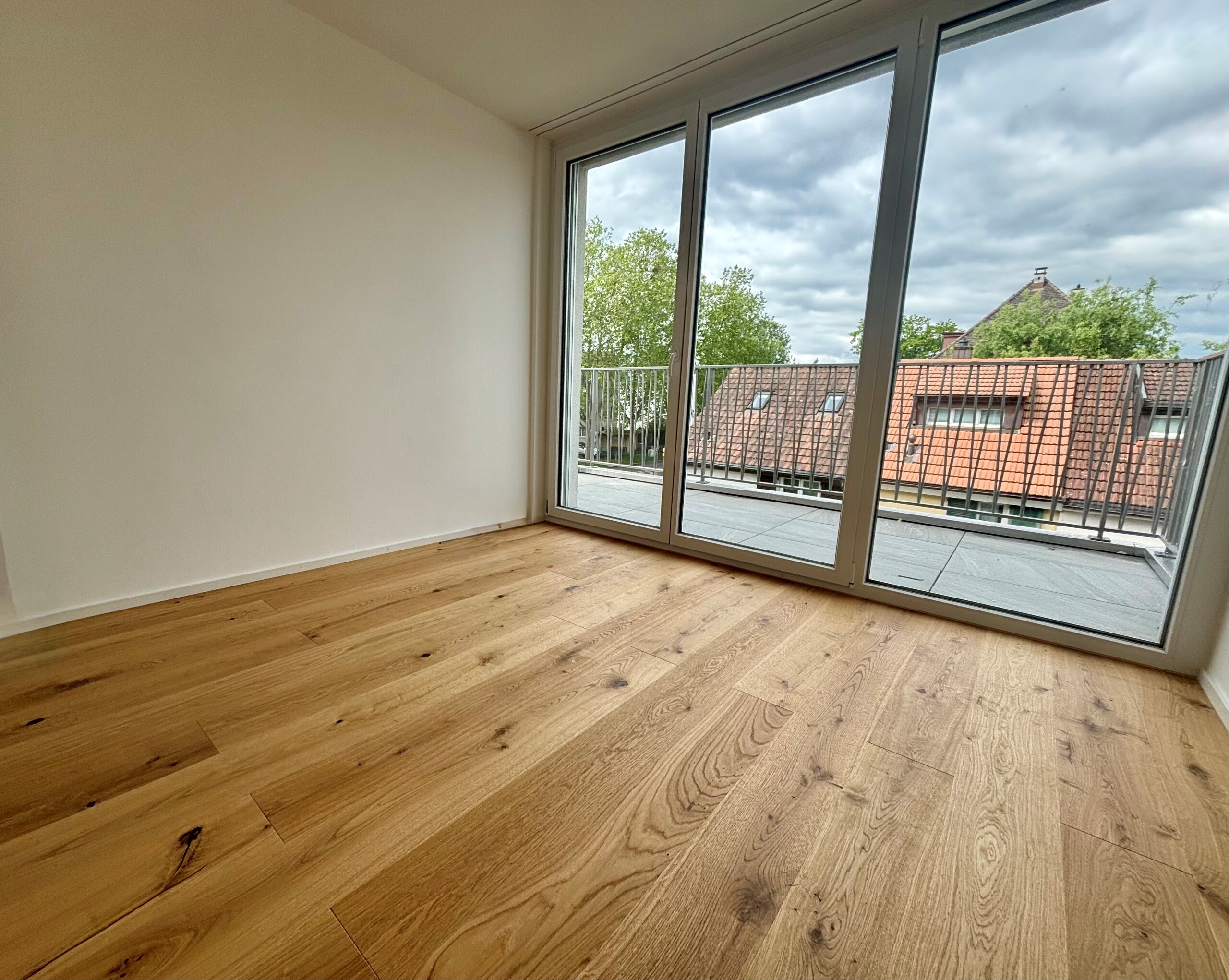 Leeres Zimmer mit Balkonblick