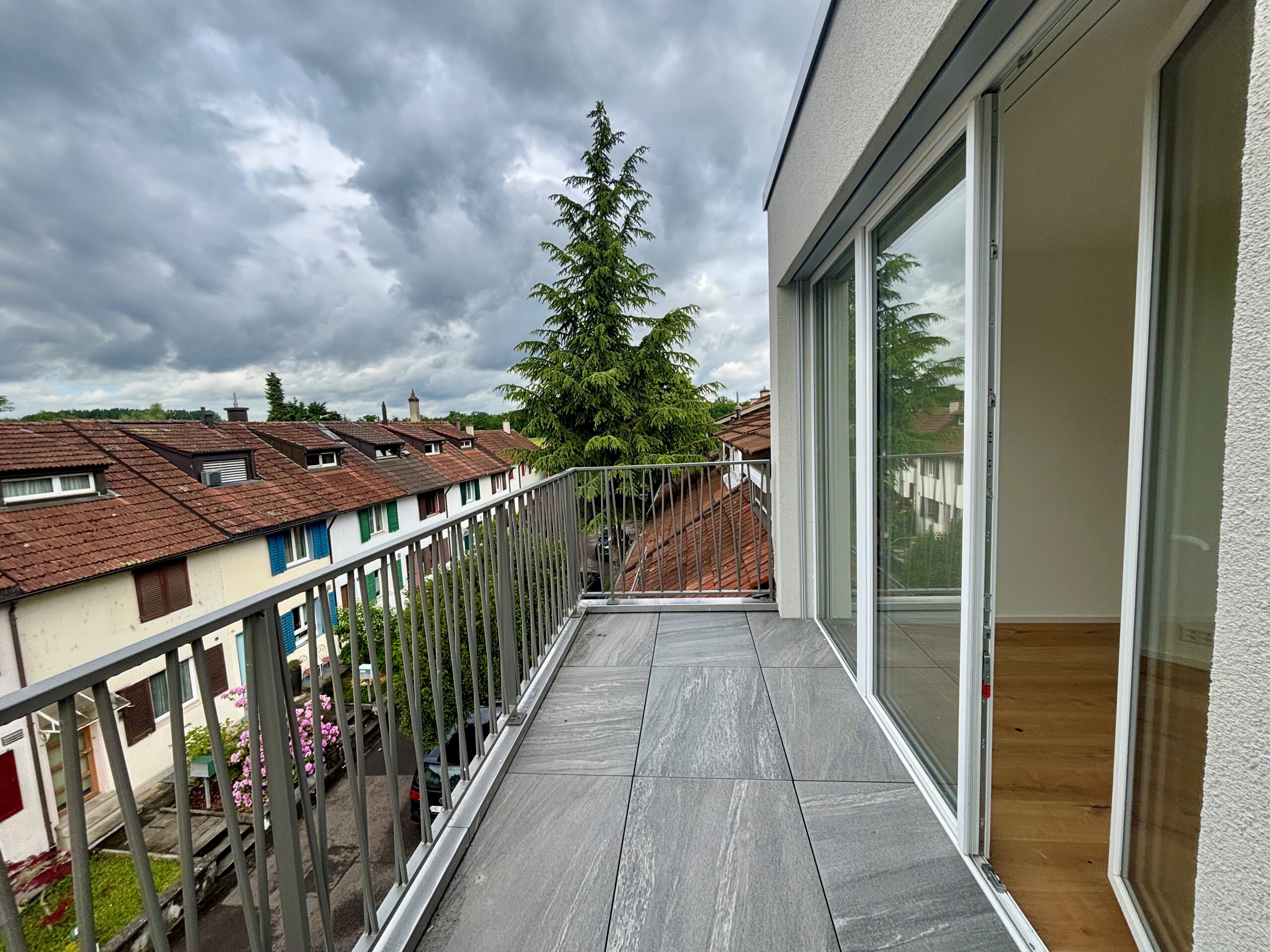 Balkon mit Blick auf Wohnhäuser