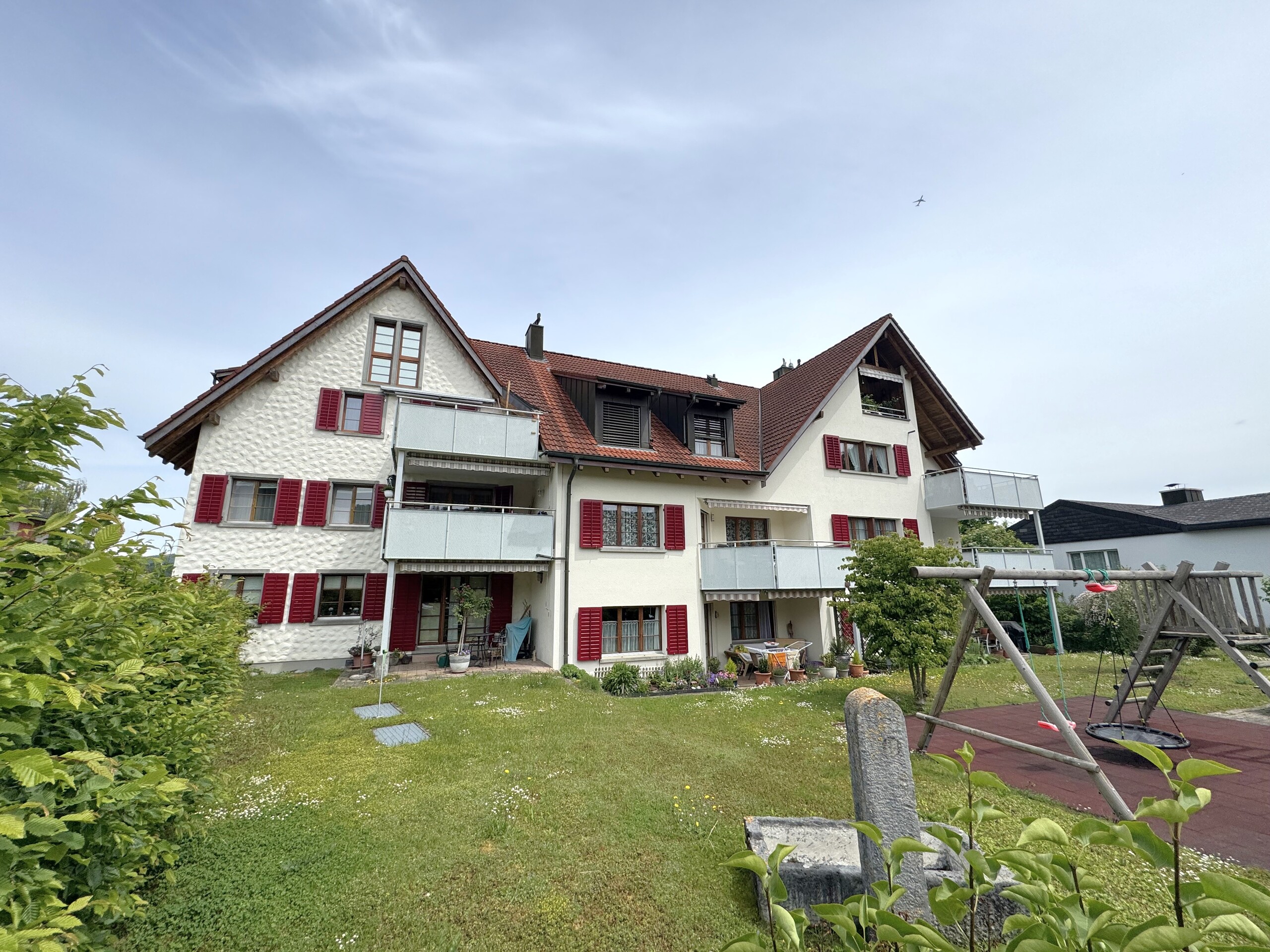 Mehrfamilienhaus mit Garten und Balkonen