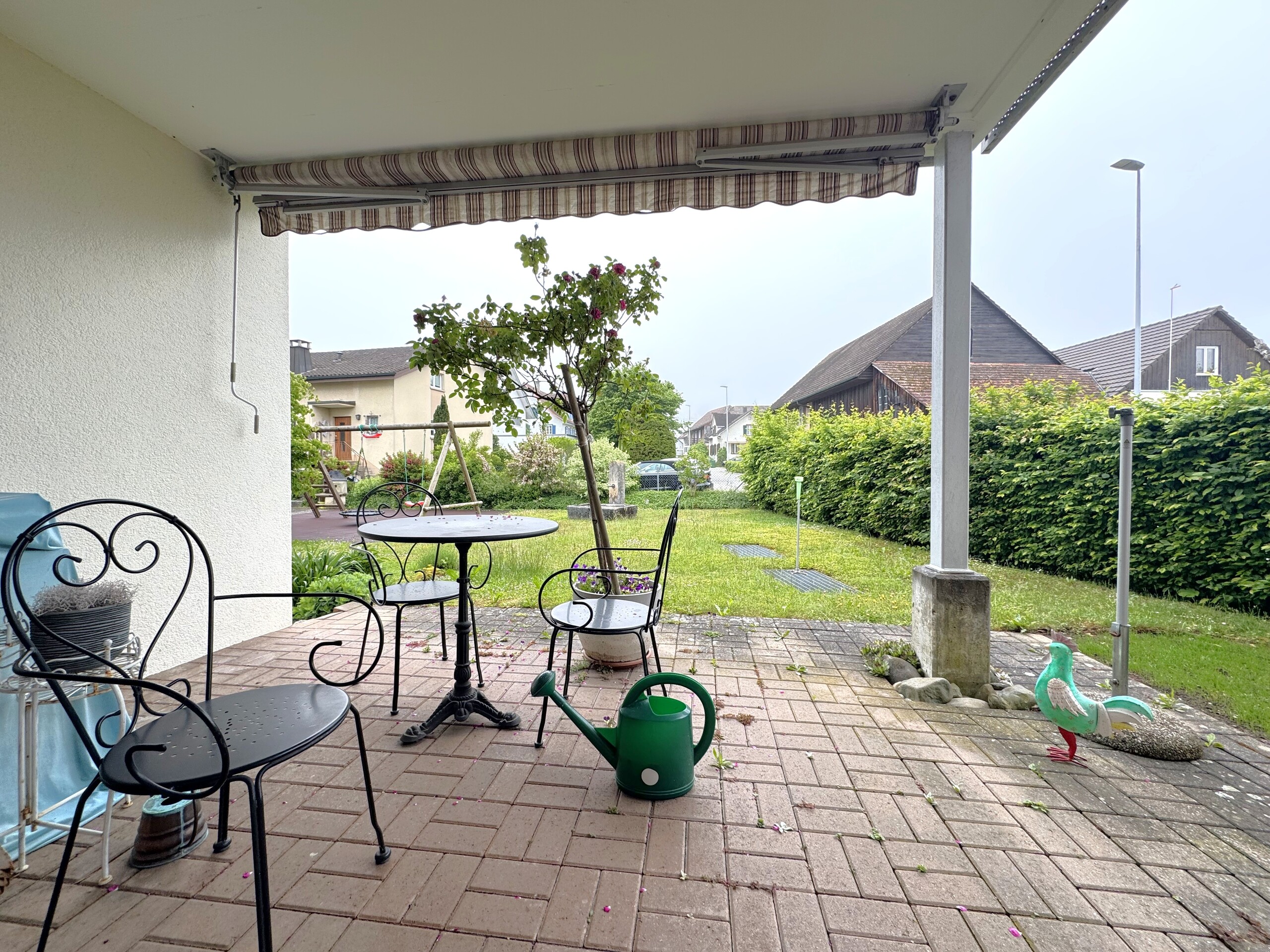 Überdachte Terrasse mit Blick in den Garten