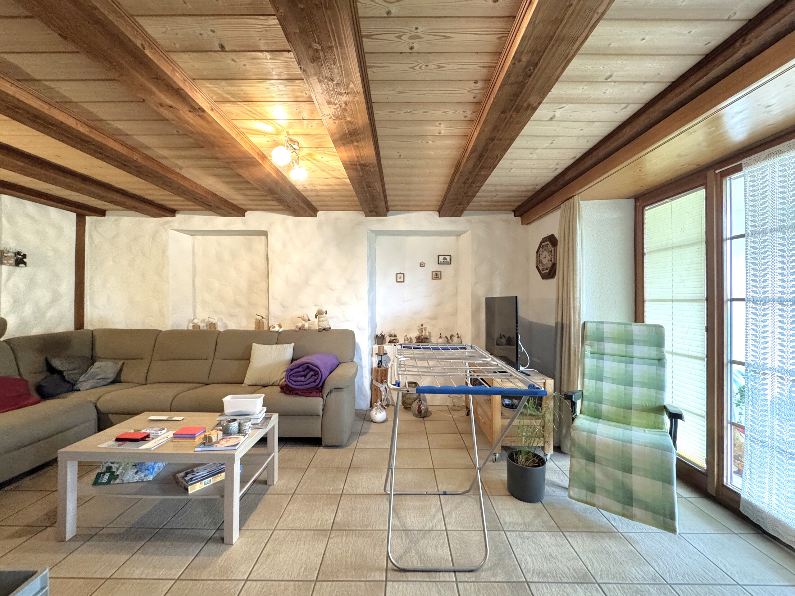 Gemütliches Wohnzimmer mit Holzdecke